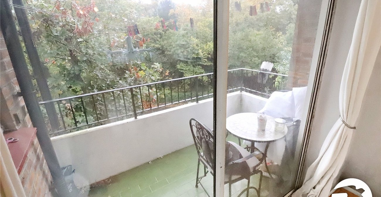 2 bedroom property for sale in London | Robinson Jackson