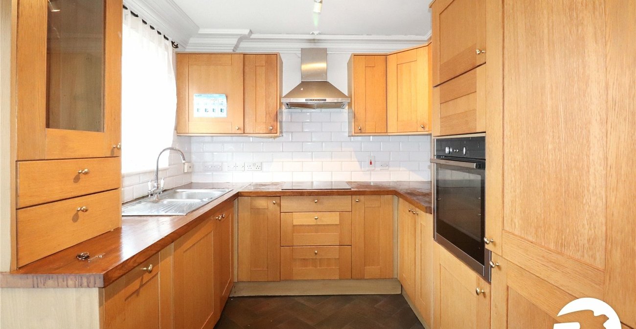 3 bedroom house for sale in London | Robinson Jackson