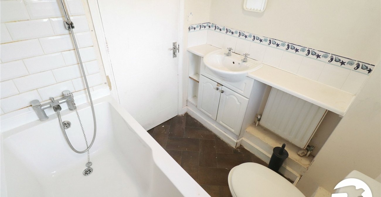 3 bedroom house for sale in London | Robinson Jackson