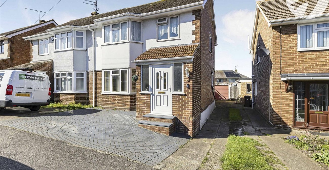 3 bedroom house to rent in Wainscott | Robinson Michael & Jackson