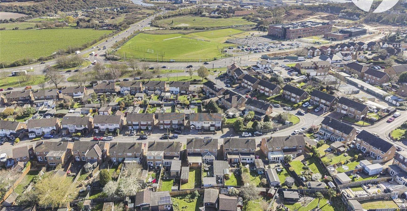 3 bedroom house to rent in Wainscott | Robinson Michael & Jackson