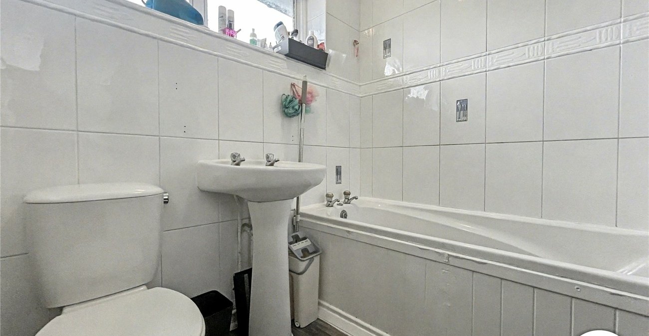 3 bedroom house to rent in Wainscott | Robinson Michael & Jackson