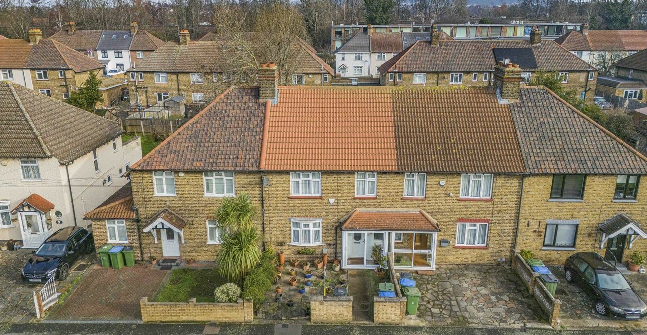 3 bedroom house for sale in London | Robinson Jackson