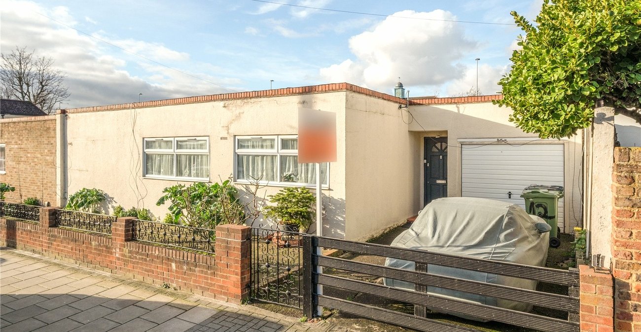 3 bedroom bungalow for sale in Streatham | Robinson Jackson