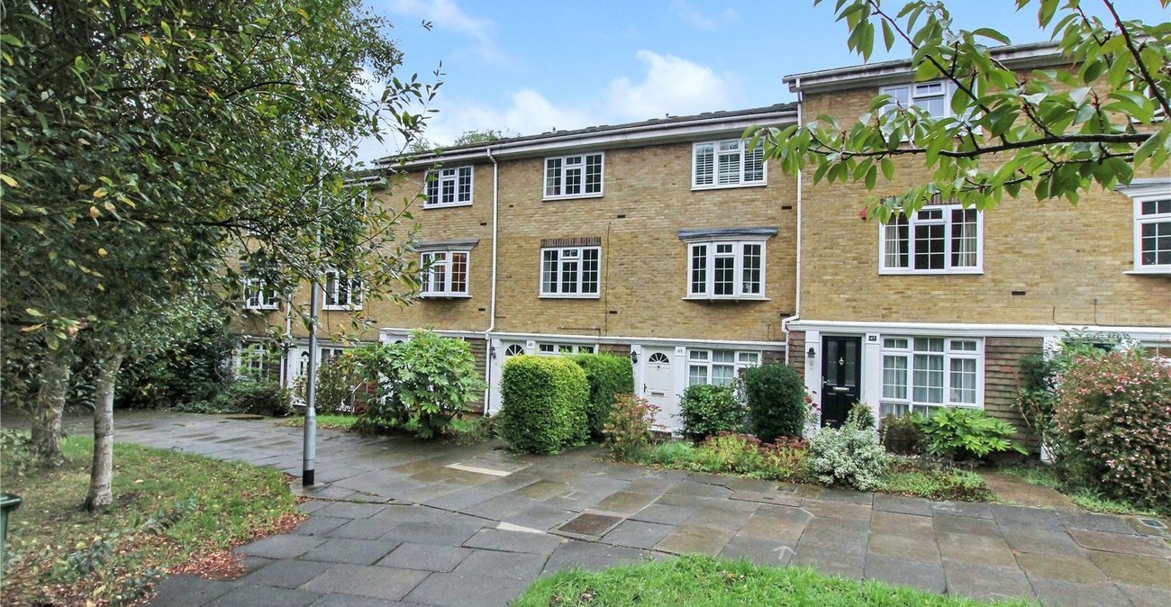 3 bedroom property for sale in London | Robinson Jackson