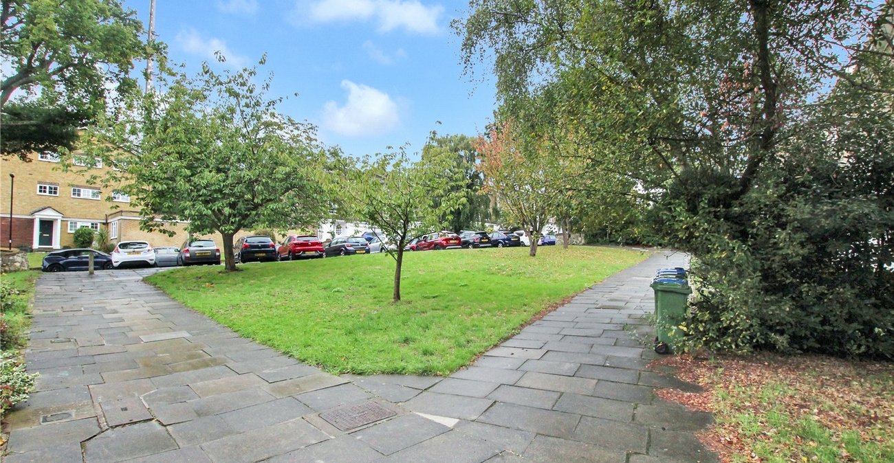 3 bedroom property for sale in London | Robinson Jackson