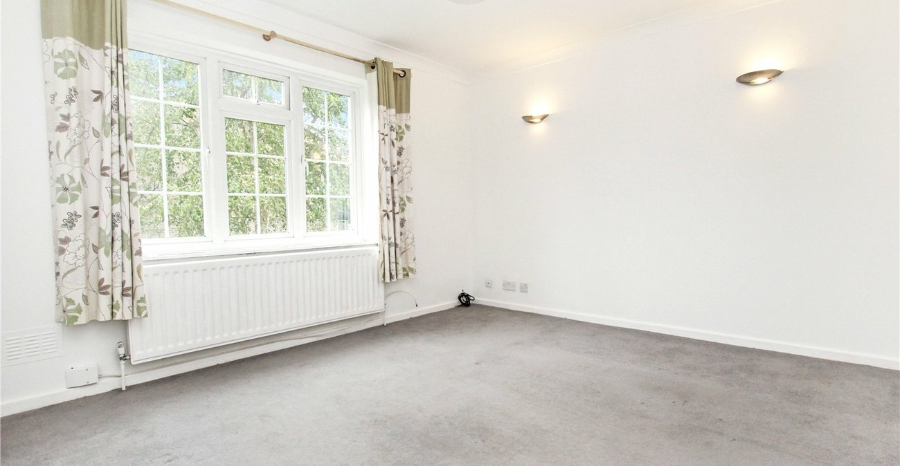 3 bedroom property for sale in London | Robinson Jackson