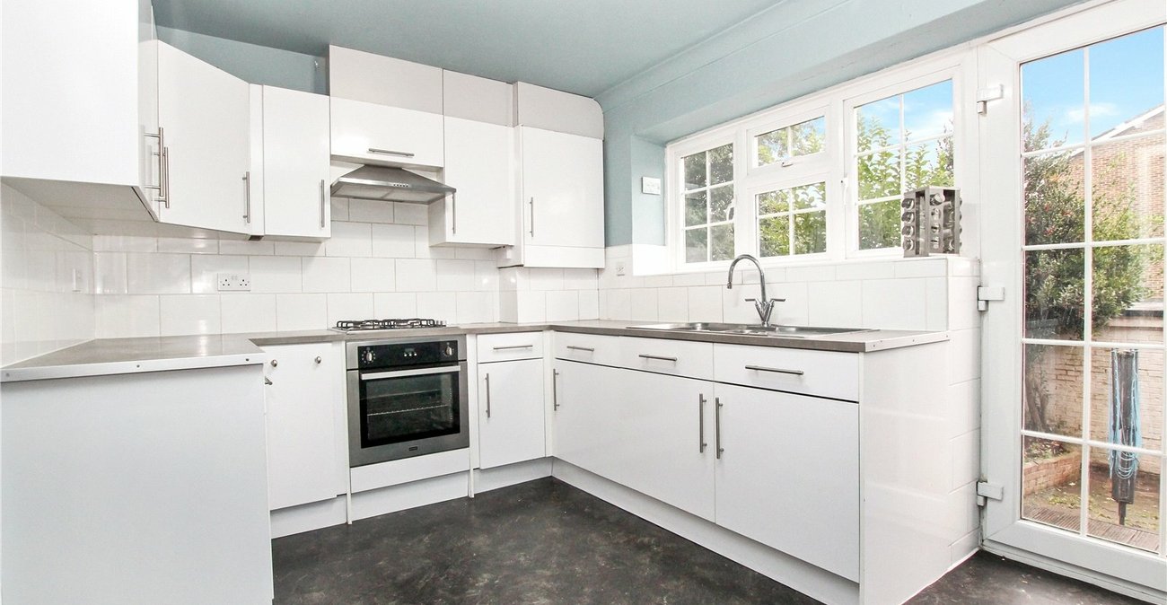 3 bedroom property for sale in London | Robinson Jackson