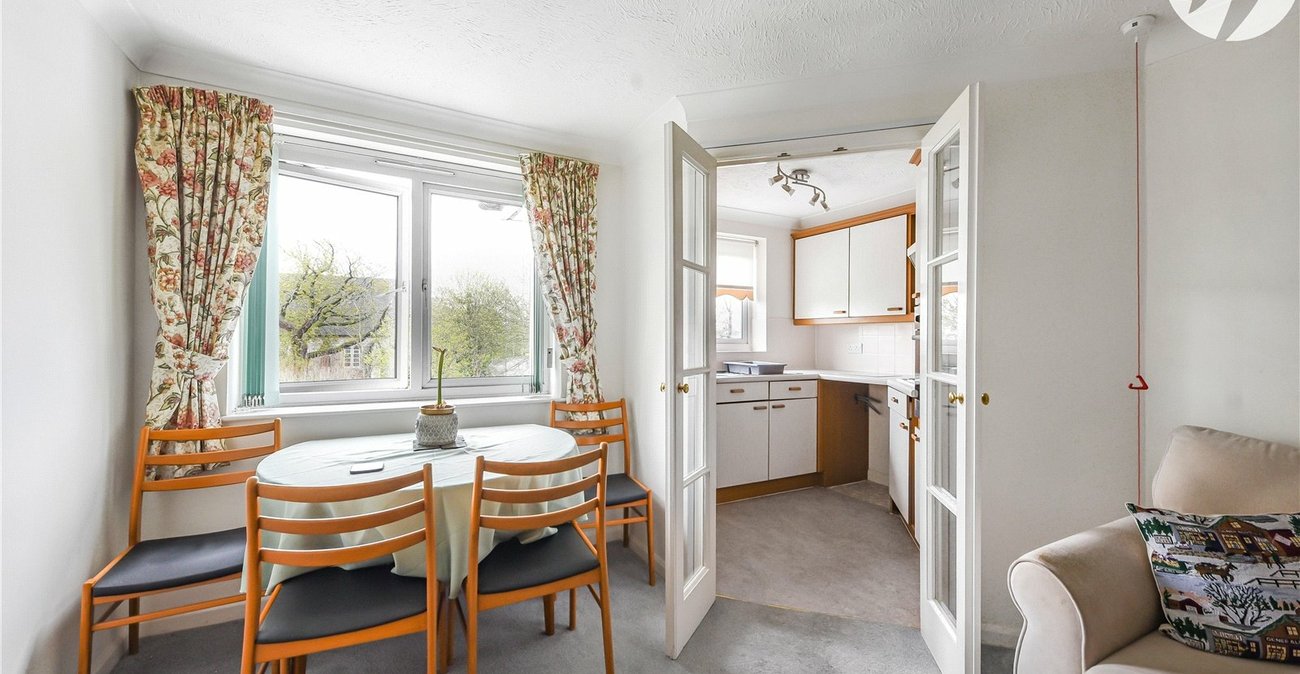 2 bedroom property for sale in Oakleigh Close | Robinson Jackson