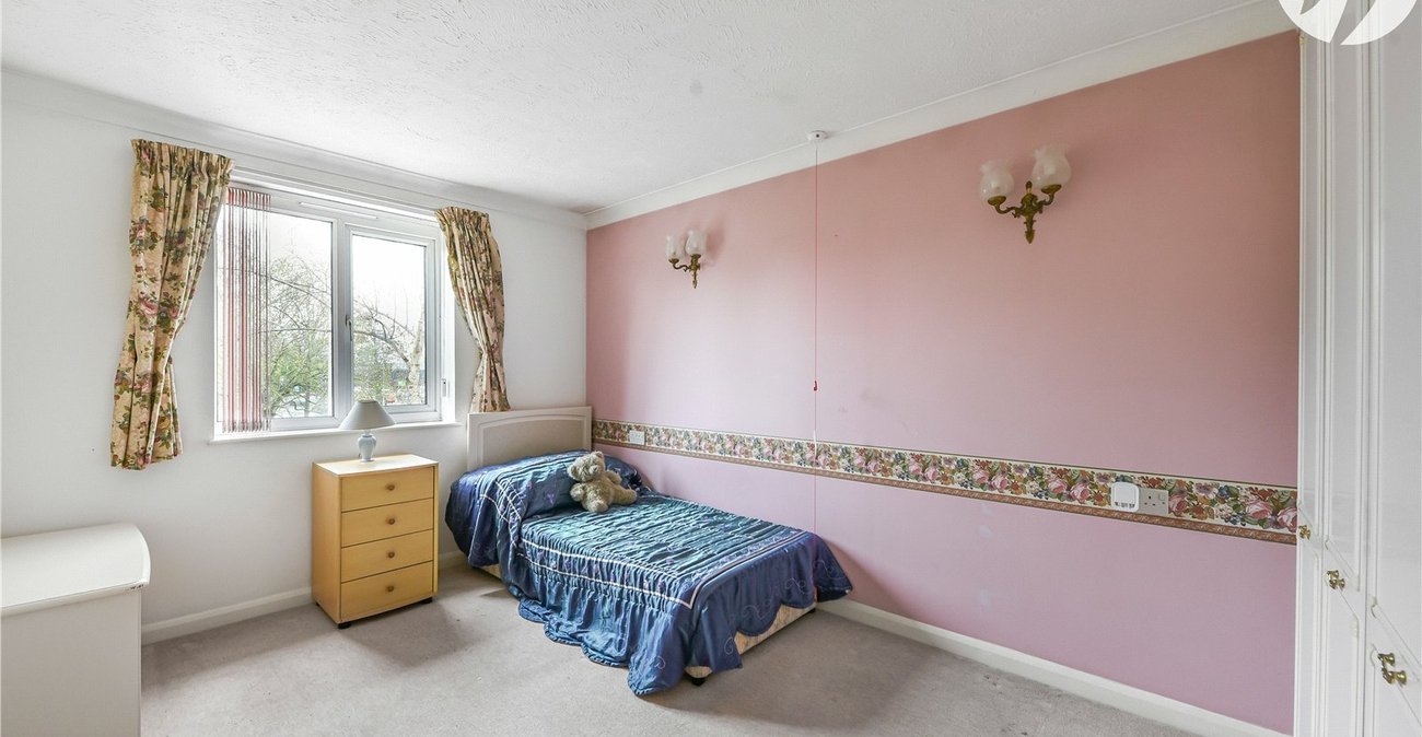 2 bedroom property for sale in Oakleigh Close | Robinson Jackson