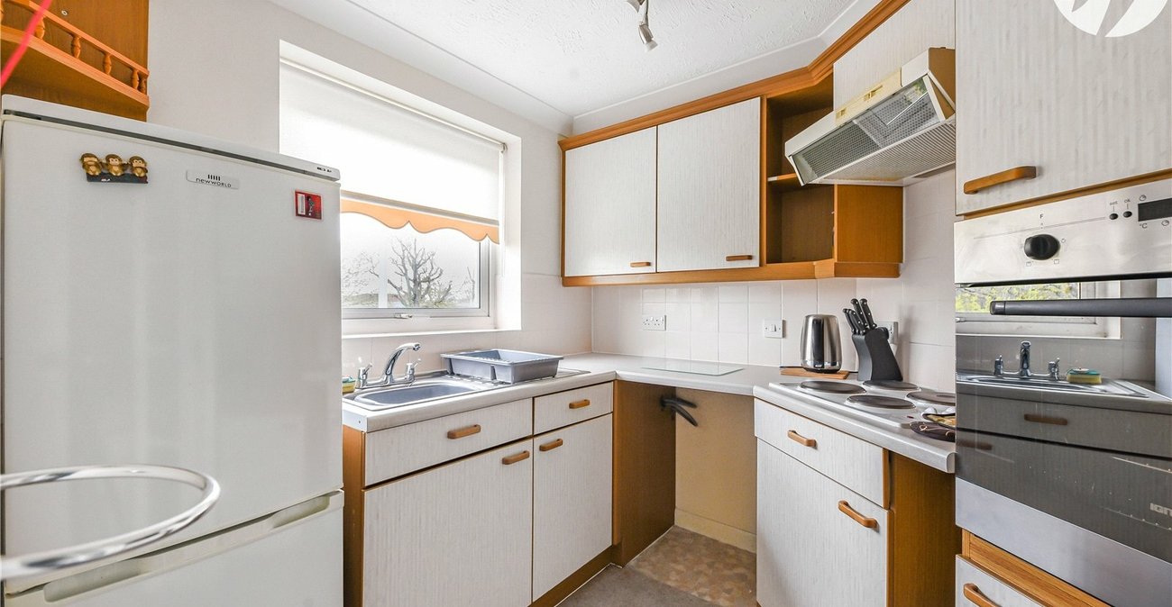 2 bedroom property for sale in Oakleigh Close | Robinson Jackson