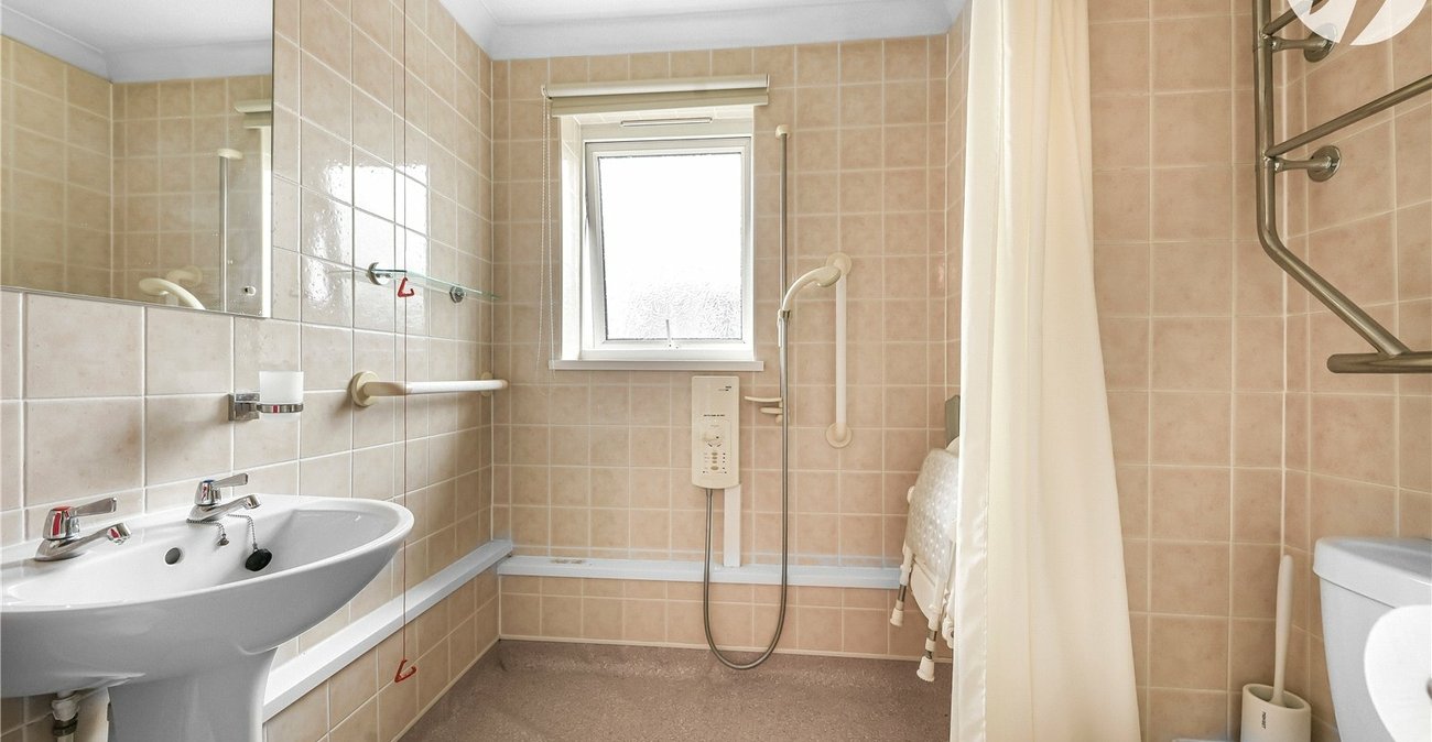 2 bedroom property for sale in Oakleigh Close | Robinson Jackson