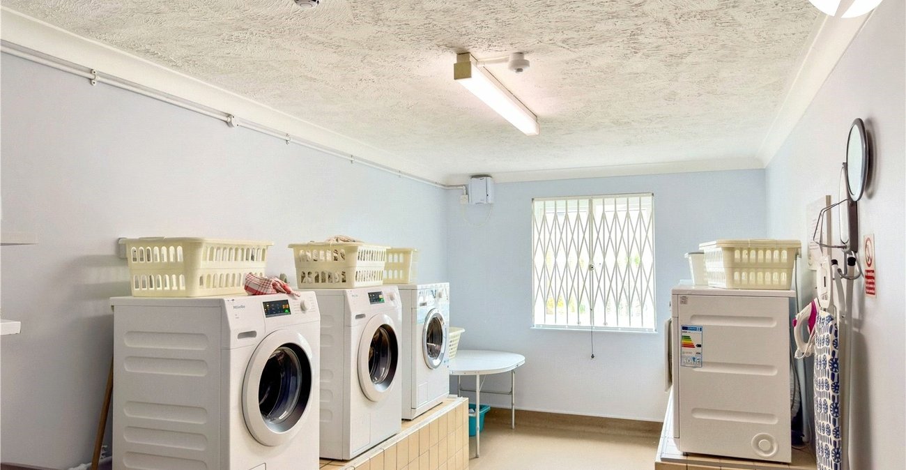 2 bedroom property for sale in Oakleigh Close | Robinson Jackson