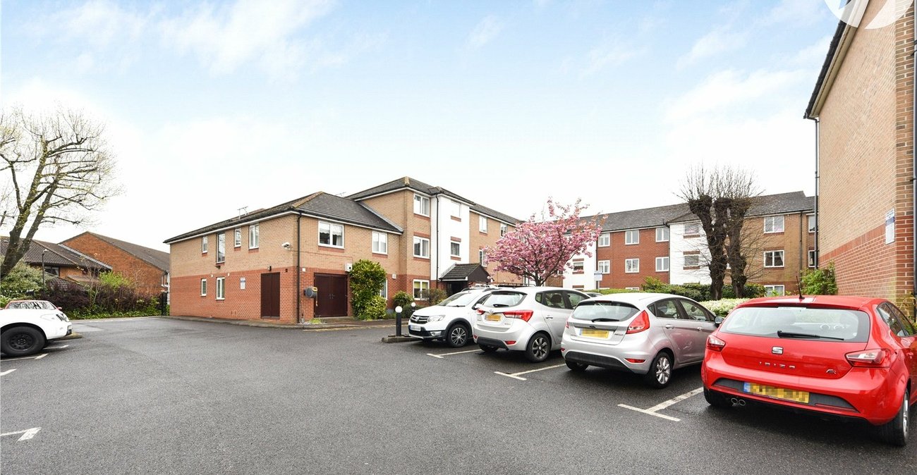 2 bedroom property for sale in Oakleigh Close | Robinson Jackson