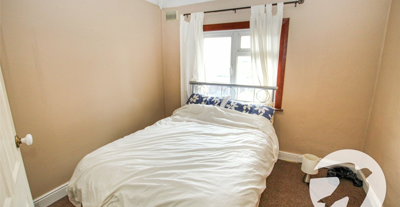 3 bedroom house for sale in London | Robinson Jackson