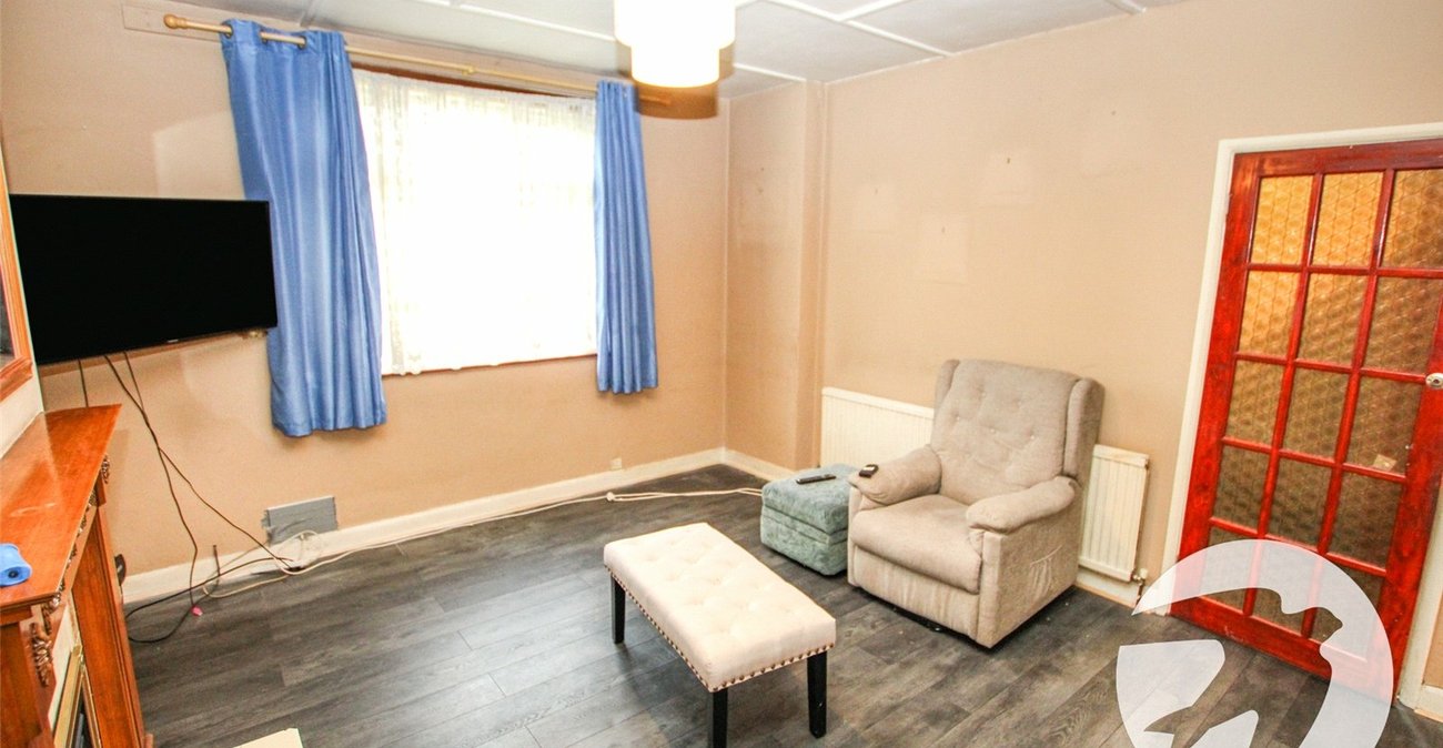 3 bedroom house for sale in London | Robinson Jackson