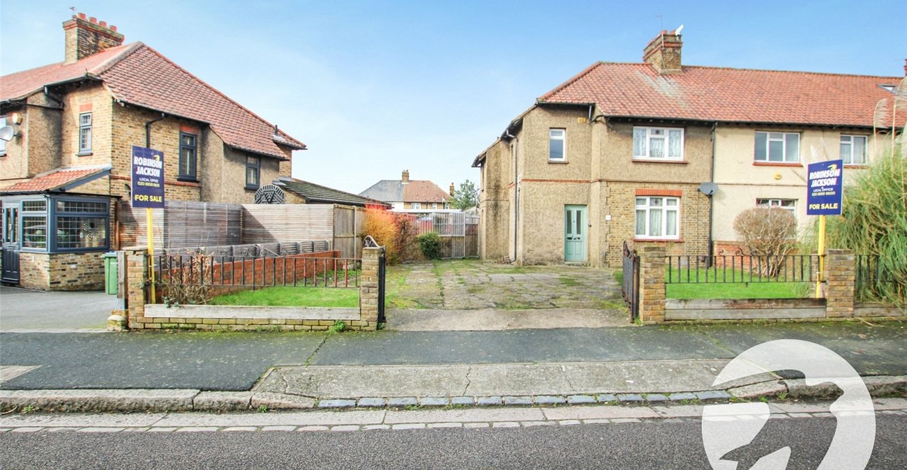 3 bedroom house for sale in London | Robinson Jackson