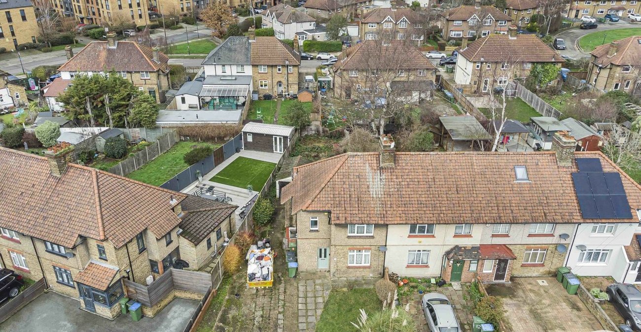 3 bedroom house for sale in London | Robinson Jackson