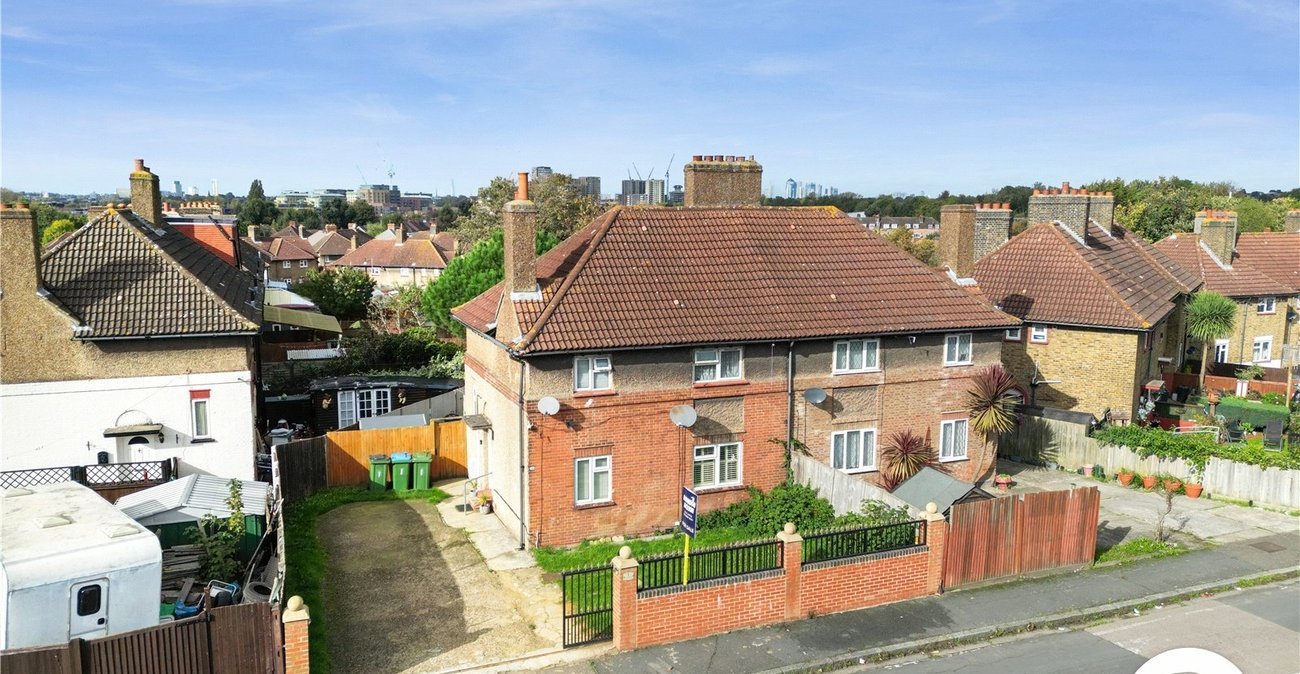 3 bedroom house for sale in London | Robinson Jackson