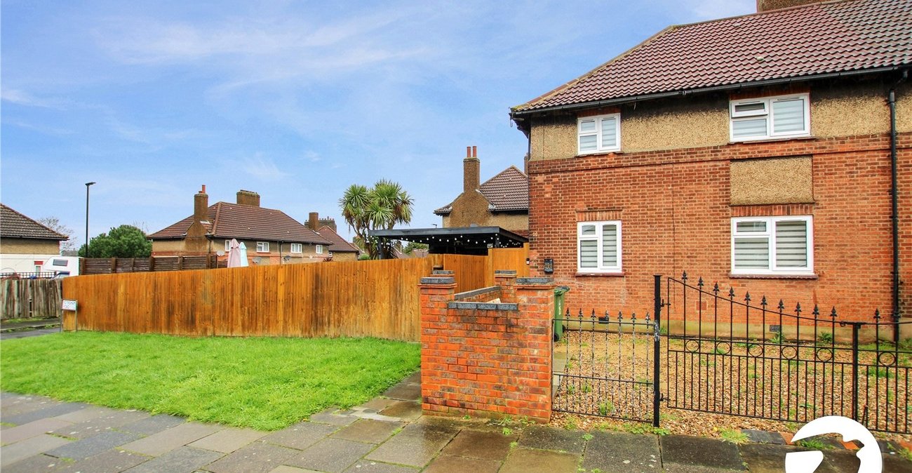 3 bedroom house for sale in London | Robinson Jackson