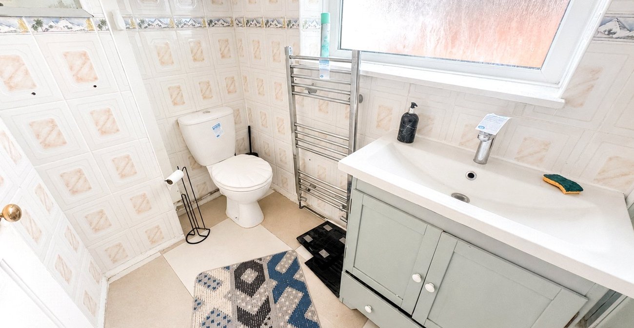 3 bedroom house for sale in London | Robinson Jackson