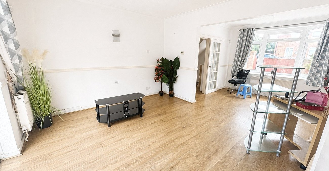 3 bedroom house for sale in London | Robinson Jackson