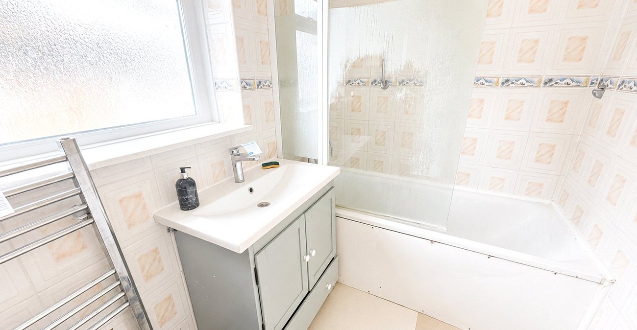 3 bedroom house for sale in London | Robinson Jackson