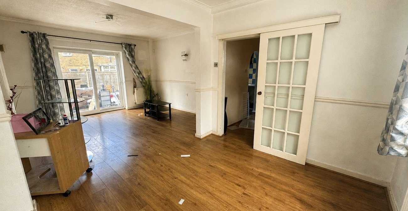 3 bedroom house for sale in London | Robinson Jackson