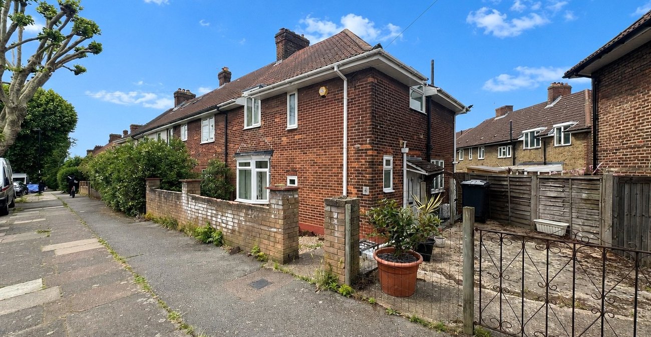3 bedroom house for sale in London | Robinson Jackson