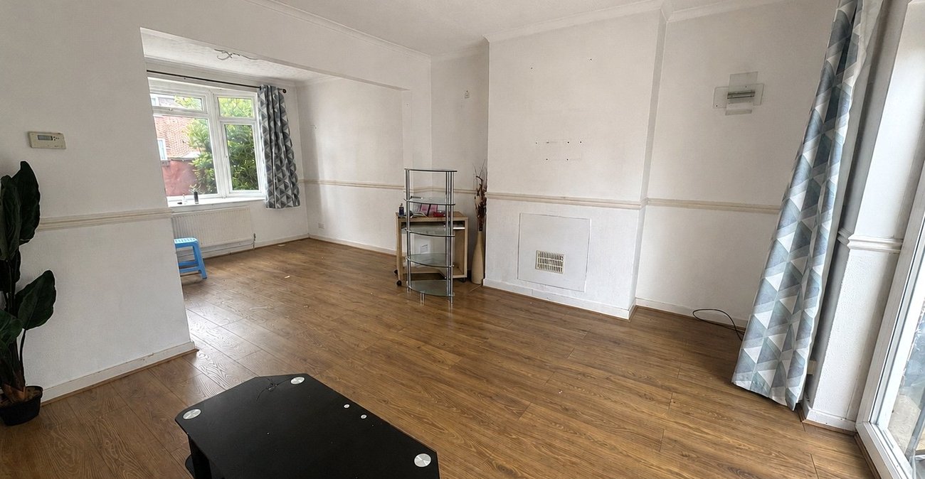 3 bedroom house for sale in London | Robinson Jackson