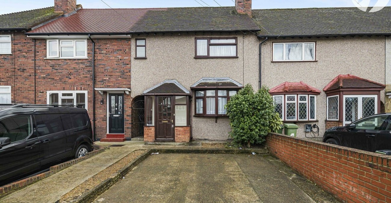 3 bedroom house for sale in London | Robinson Jackson