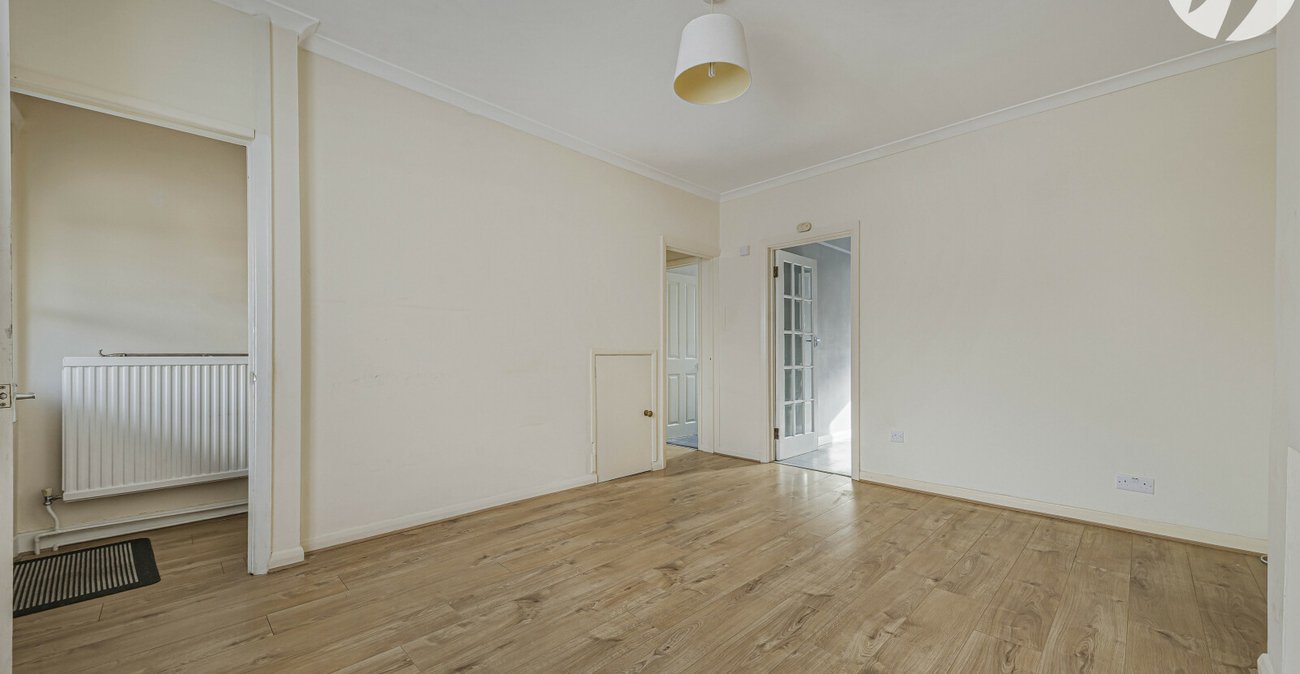 3 bedroom house for sale in London | Robinson Jackson