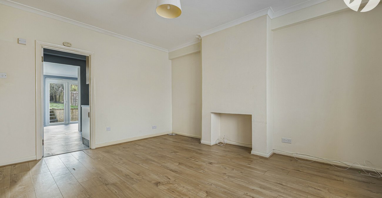 3 bedroom house for sale in London | Robinson Jackson