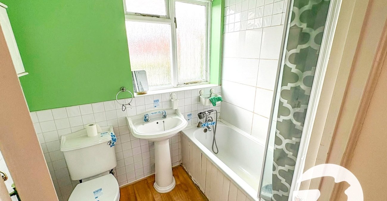 3 bedroom house for sale in London | Robinson Jackson