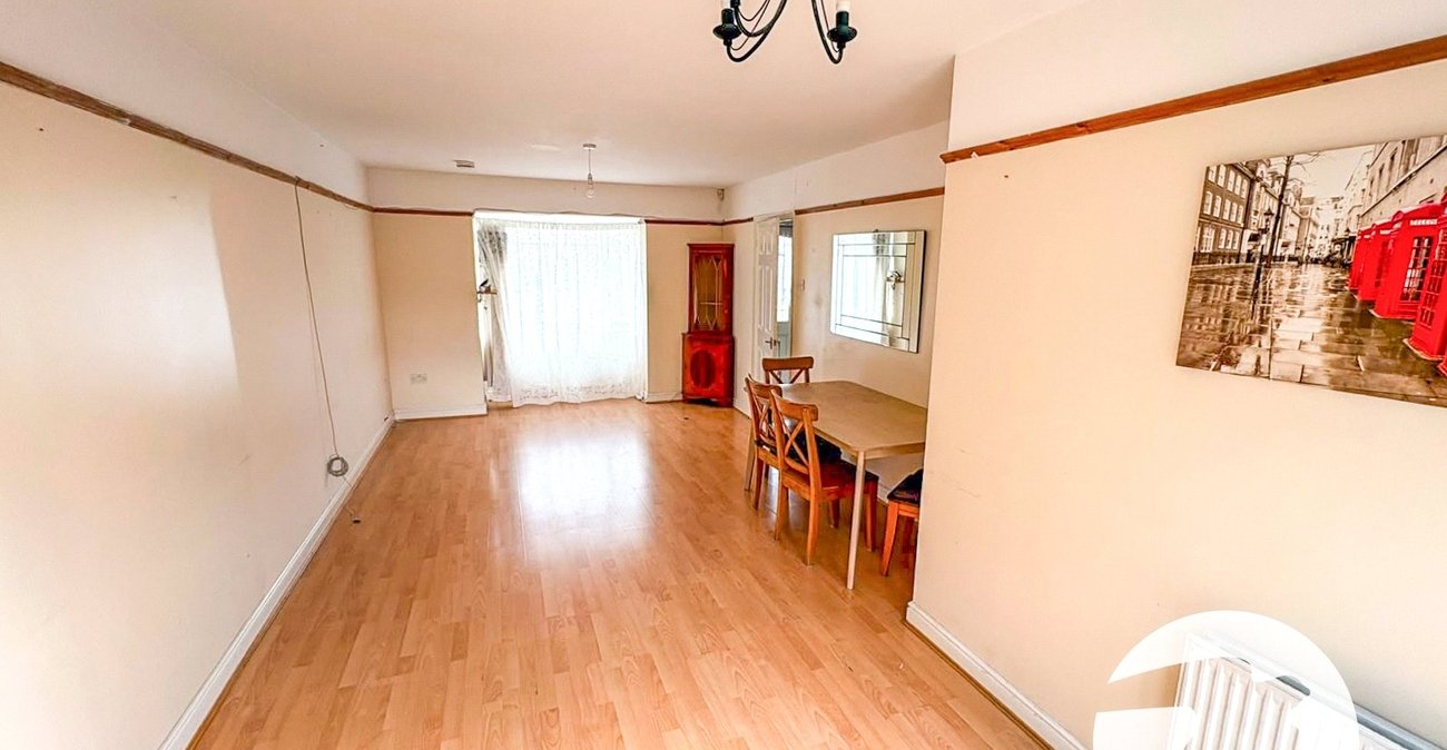 3 bedroom house for sale in London | Robinson Jackson