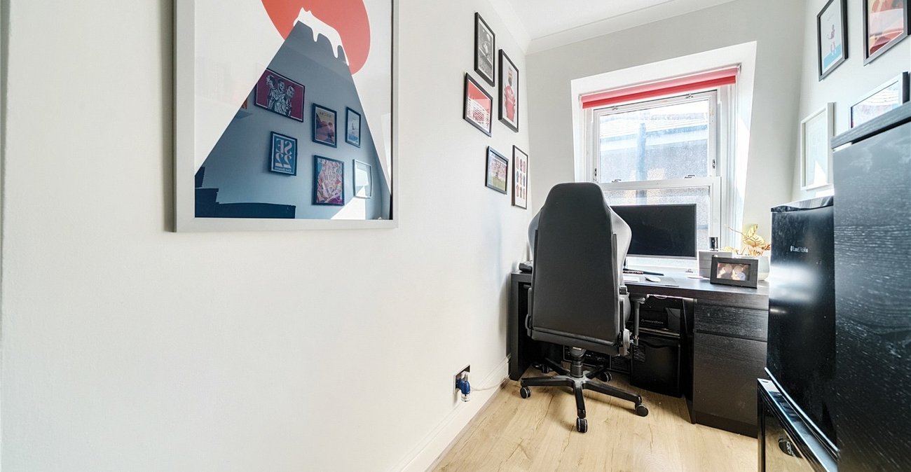 2 bedroom property for sale in London | Robinson Jackson