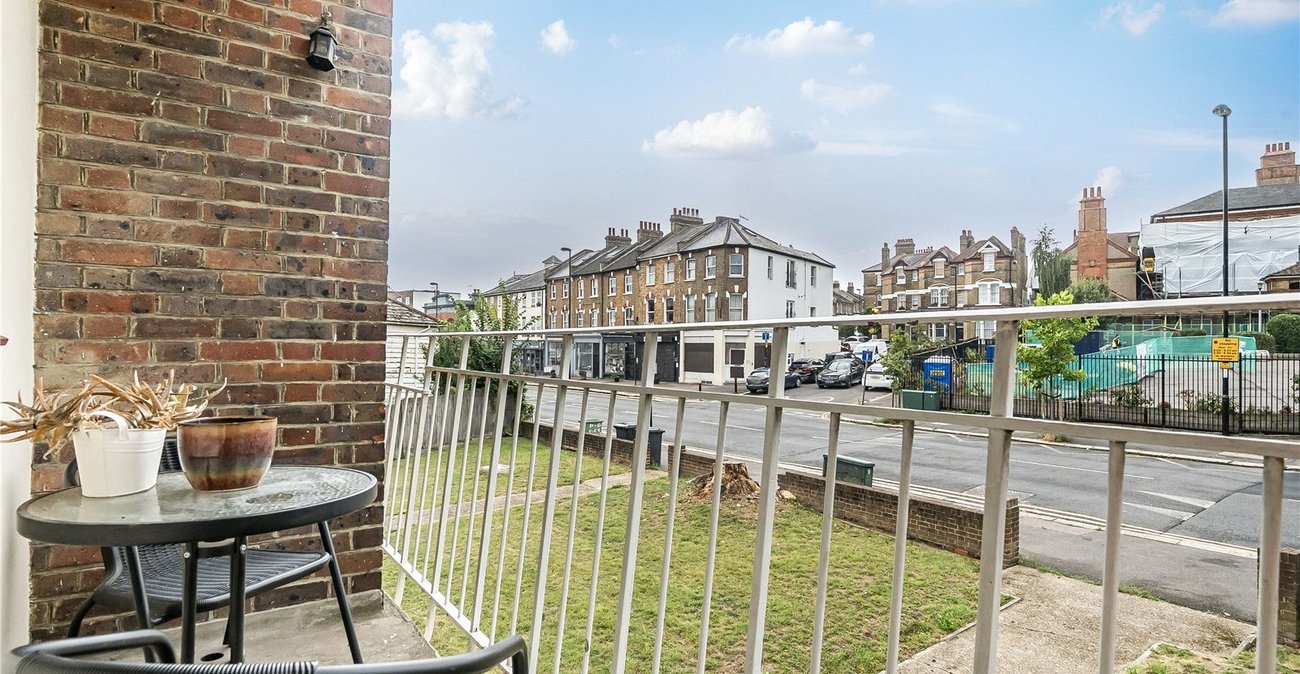 2 bedroom property for sale in London | Robinson Jackson