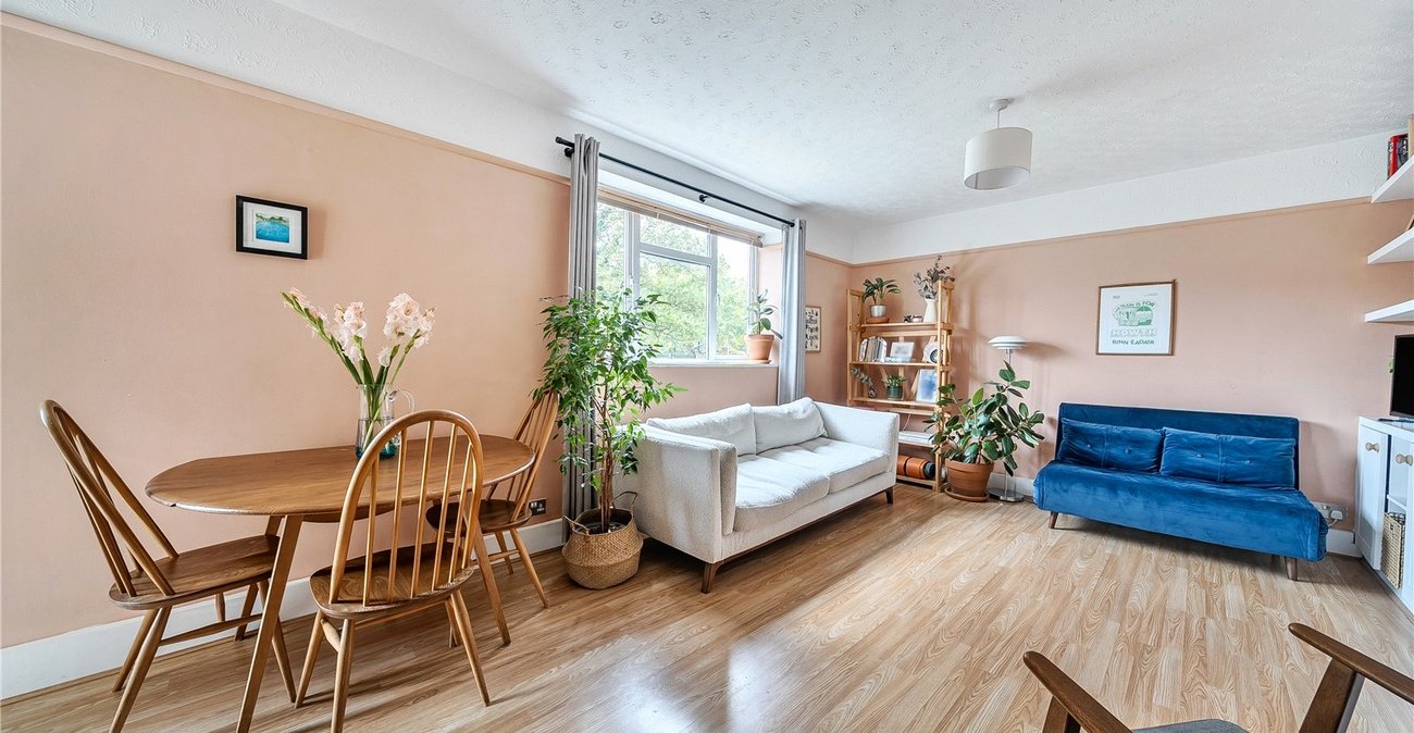 2 bedroom property for sale in London | Robinson Jackson