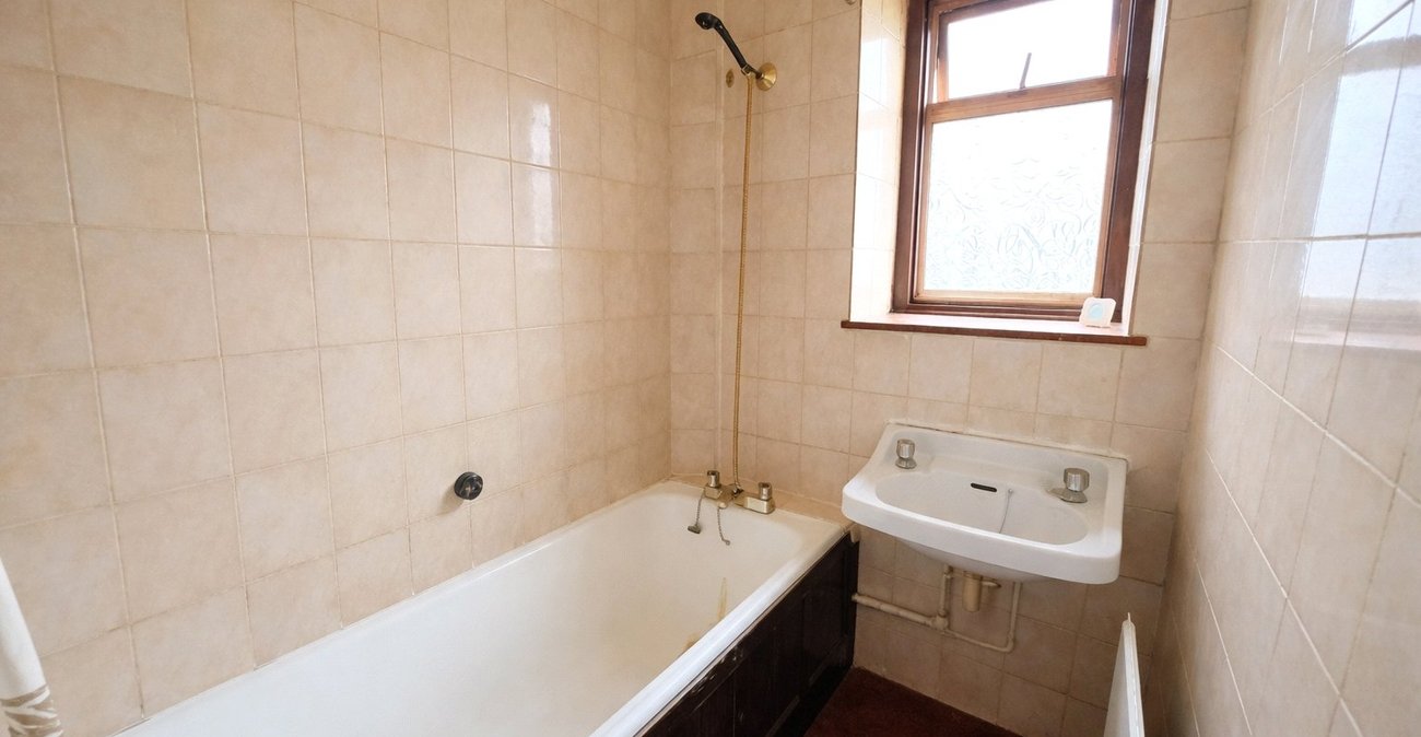 3 bedroom house for sale in London | Robinson Jackson