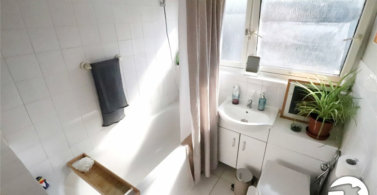 2 bedroom property for sale in London | Robinson Jackson