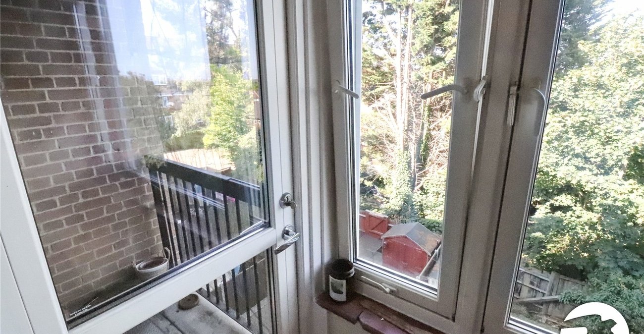 2 bedroom property for sale in London | Robinson Jackson