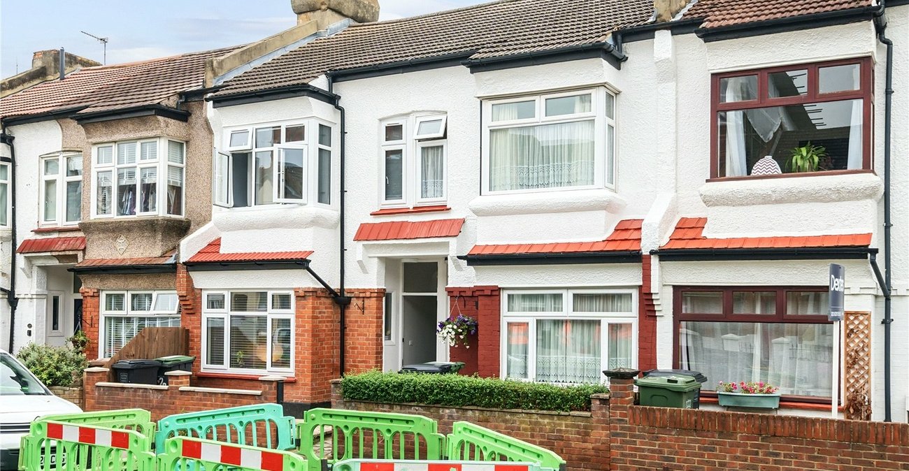 2 bedroom house for sale in London | Robinson Jackson