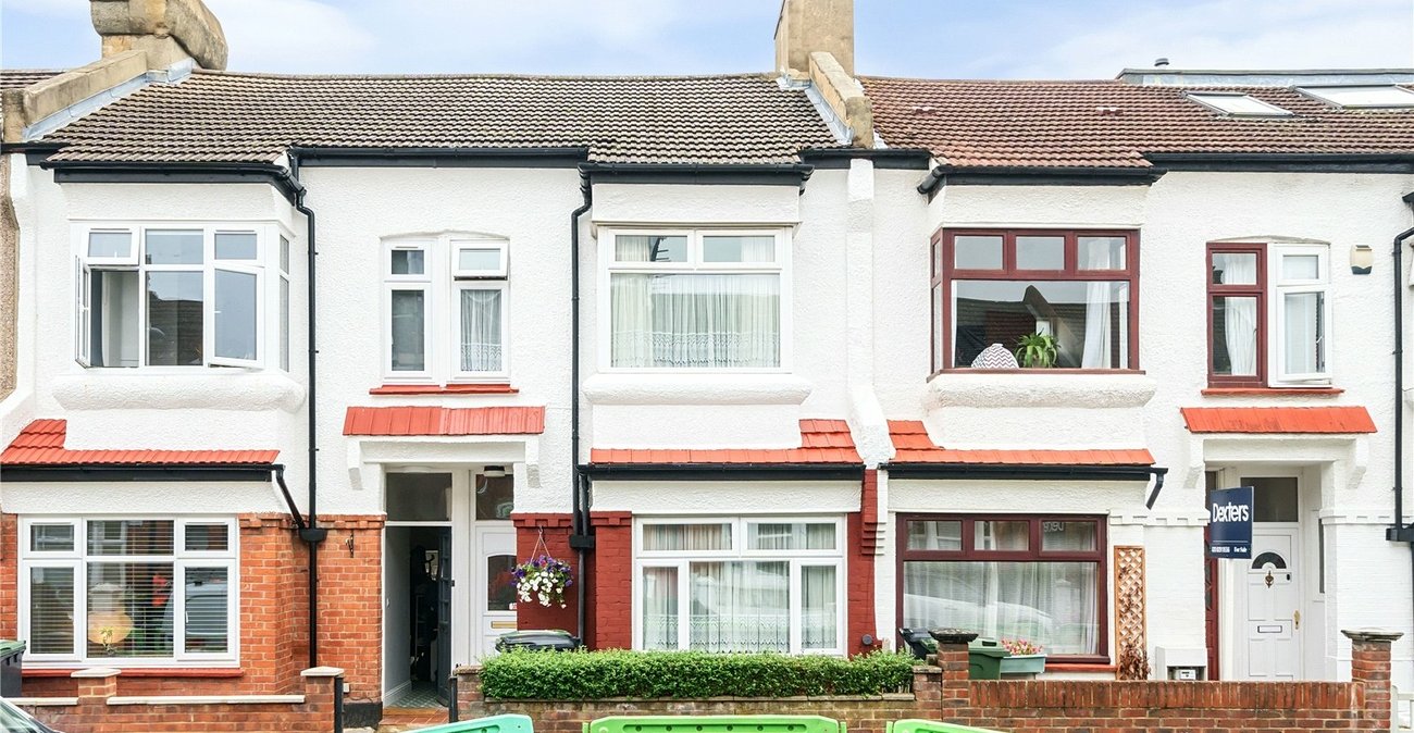 2 bedroom house for sale in London | Robinson Jackson