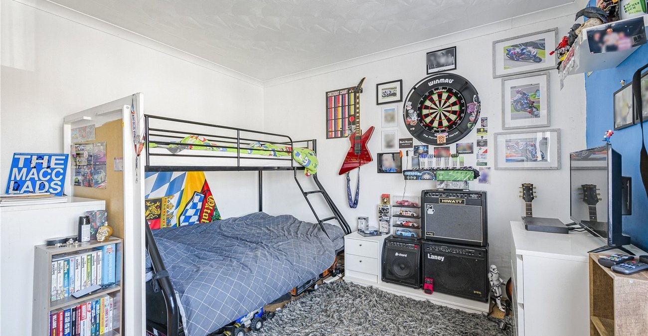 2 bedroom property for sale in Greenhithe | Robinson Jackson