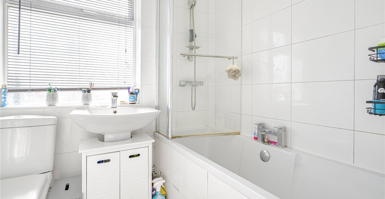 2 bedroom property for sale in Greenhithe | Robinson Jackson