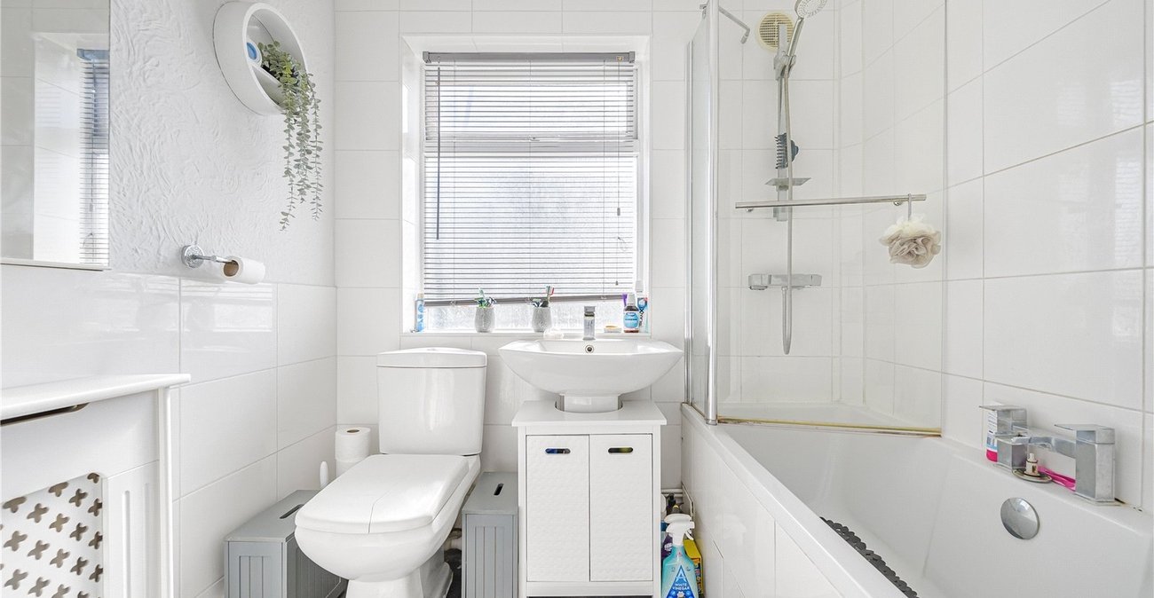 2 bedroom property for sale in Greenhithe | Robinson Jackson