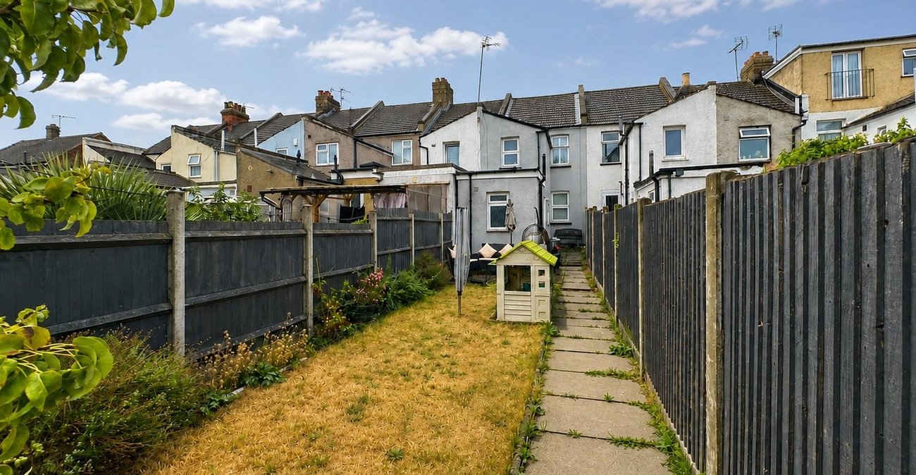 2 bedroom house for sale in Greenhithe | Robinson Jackson