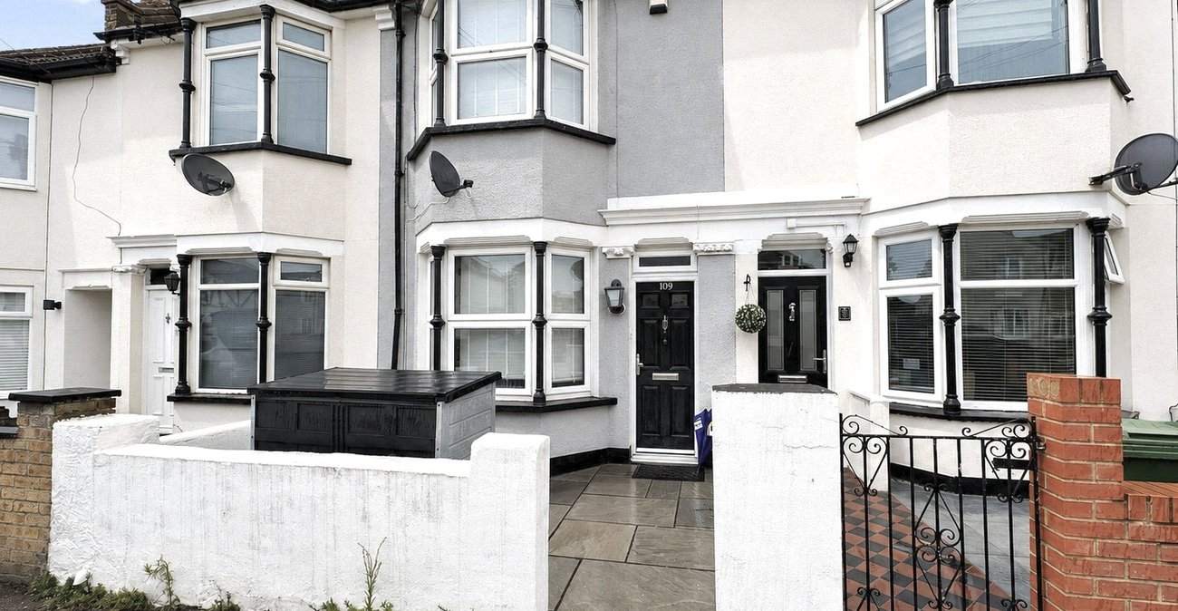 2 bedroom house for sale in Greenhithe | Robinson Jackson