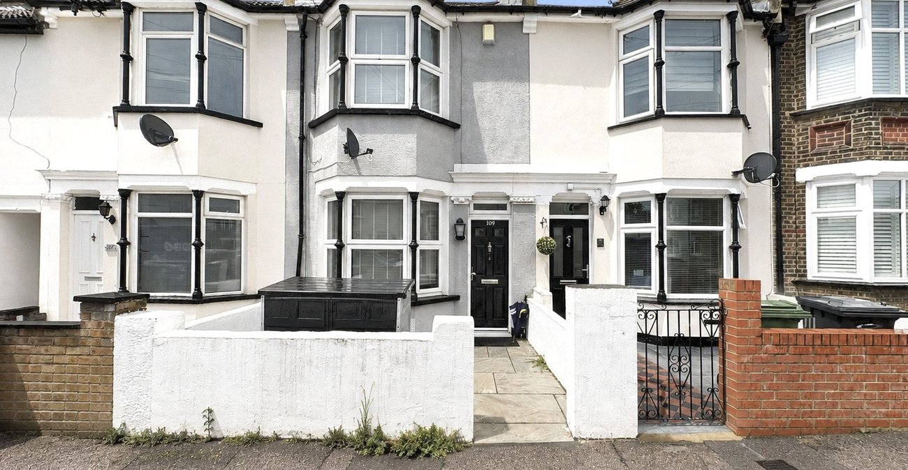 2 bedroom house for sale in Greenhithe | Robinson Jackson