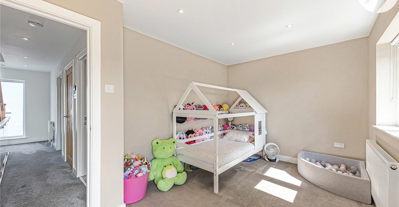 3 bedroom property for sale in Greenhithe | Robinson Jackson